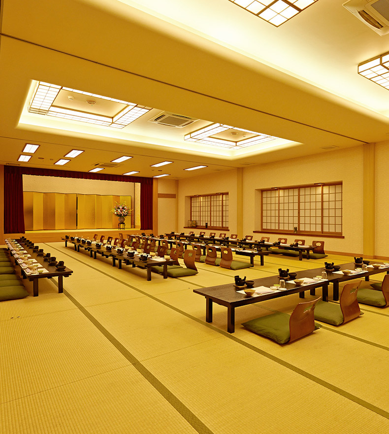 写真：最大120名まで収容可能な新館の大広間。大人数での法要や企業宴会におすすめ